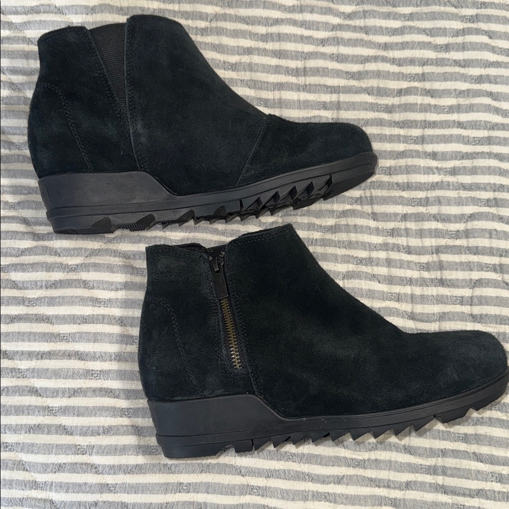Sorel black Suede Ankle Boots with hidden heel like new! Waterproof.